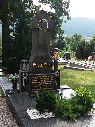 Dnez už hrob na hřbitově k nalezení není, na rozdíl od rodinného hrobu  ve zprávě zmíněného kameníka Franze Kölbla