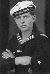 Jako sedmnáctiletý v uniformě německého válečného námořnictva, dva roky předtím, než v posledním roce války upadl do anglického zajetí