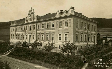 Od roku 1934 sídlila prachatická německá obecná škola v této budově někdejšího studentského domova