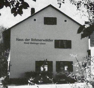 Adolf-Webinger-Haus na úpatí Třístoličníku, zvaný také "Dům Šumavanů", napodobuje vlastně dispozici rodného statku