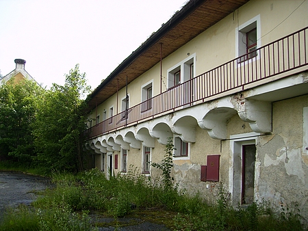 Areál někdejšího schwarzenberského pivovaru v Černé v Pošumaví, kde začínal jako účetní (stav z roku 2012)