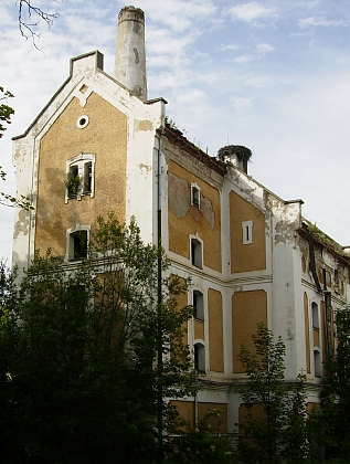 Areál někdejšího schwarzenberského pivovaru v Černé v Pošumaví, kde začínal jako účetní (stav z roku 2012)