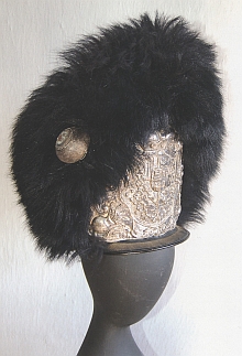 Čepice z medvědí kůže a celá slavnostní uniforma granátnické gardy z první třetiny 20. století