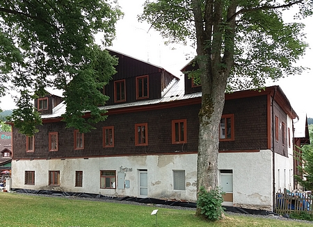 Rodný dům hned vedle železnorudského kostela a fary