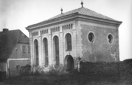 Synagoga ve Všerubech byla postavena ještě za jeho života, během tzv. Křišťálové noci v listopadu 1938 ji však vypálila nacistická lůza