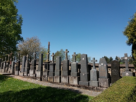 Náhrobek na všerubském hřbitově je dnes součástí pietního místa, kam byly sneseny dochované náhrobní kameny německých obyvatel