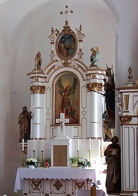 Socha sv. Michaela Archanděla na hlavním oltáři, zde na snímku z května 1946, byla v listopadu 1994 ukradena a dnes je nahrazena obrazem