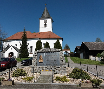 Kostel sv. Archanděla Michaela a památník Boženy Němcové, která Weisela znala