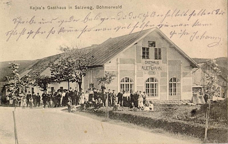 Hostinec "Zum Auerhahn" (tj. "U Tetřeva") v Solné Lhotě na pohlednici Felixe Pohla z Vimperka
