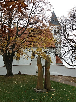 Kostel sv. Bartoloměje se symbolickou plastikou a fara ve Ktiši