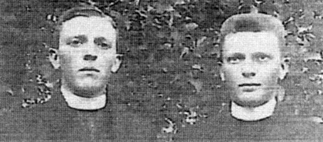Snímek dvojčat Franze a Johanna Weissových byl pořízen v Českých Budějovicích v červnu roku 1918 po dokončení studií na zdejším semináři