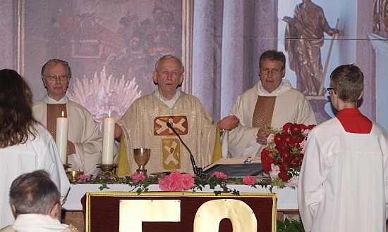 Při oslavě padesáti let kněžství ve farním kostele sv. Jakuba v Ensdorfu