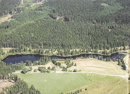 Jiřická nádrž na leteckém snímku - byla zřízena na kdysi nejmenším splavněném toku v Evropě vůbec