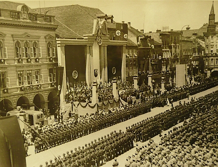 Tribuna krajského sněmu NSDAP na budějovickém náměstí v červnu 1939,
kde stanul jako "komisařský krajský vůdce"