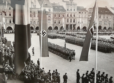 Hitlerjugend před slavnostní tribunou jedné z nacistických přehlídek