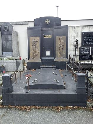 Na rodinné hrobce na českobudějovickém hřbitově u sv. Otýlie najdeme pouze jméno jeho otce