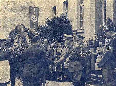 O dožínkové slavnosti ve Strýčicích v roce 1943 stojí před budovou české školy se skloněnou hlavou vpravo za "krajským vedoucím" Gasthuberem, který ho ve funkci vystřídal (viz text Rudolfa Grohmanna Češi na stránkách Kohoutího kříže)