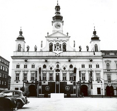 Takto byla znetvořena českobudějovická radnice k padesátinám Adolfa Hitlera v dubnu 1939