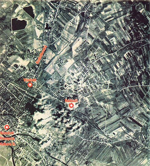 Situační plán spojeneckého náletu na Budějovice v březnu 1945,
jehož výchozím orientačním bodem byly Černá v Pošumaví a Olšina;
za viaduktem na severozápad Westenovy smaltovny, které za války
vyráběly plechové krabice na vojenské plynové masky