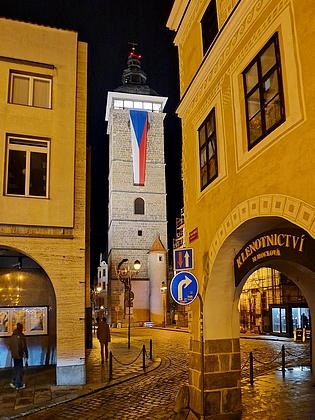 ... skrze mříž s pavučinou v nejvyšším patře Solnice a 17. listopad 2025