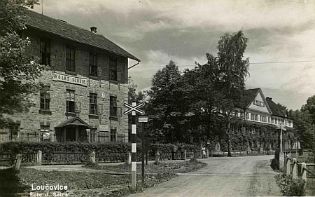 Loučovická škola na pohlednici Josefa Seidela