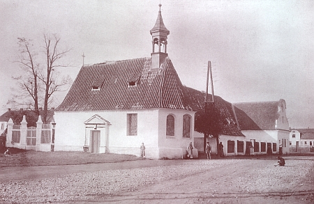 Kostelík Nejsvětější Trojice s někdejším morovým špitálem (před rokem 1918 a v roce 2012)