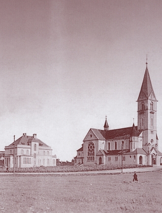 Kostel sv. Jana Nepomuckého na někdejším Lineckém předměstí (před rokem 1935) 
a po rekonstrukci v roce 2011