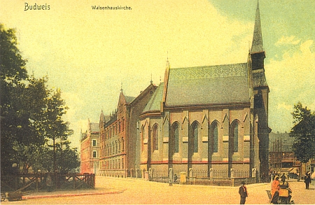 Kostel Svaté Rodiny na konci dnešní ulice Karla IV. na pohlednici z počátku 20. století a dnes
