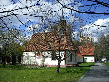 Kostelík Nejsvětější Trojice s někdejším morovým špitálem (před rokem 1918 a v roce 2012)