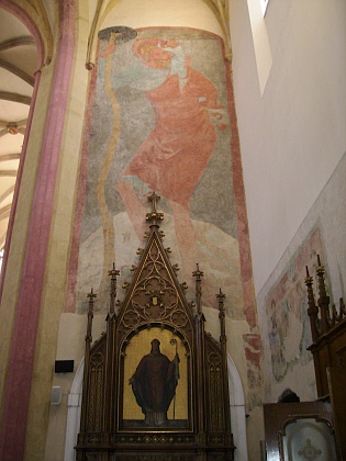 Gotické fresky uvnitř kostela odkryté při rekonstrukci kostela - sv. Kryštof je vysoký téměř 10 metrů