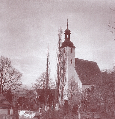 Kostel sv. Prokopa a sv. Jana Křtitele se staroměstským hřbitovem, který přestal být využíván v roce 1889, na staré fotografii