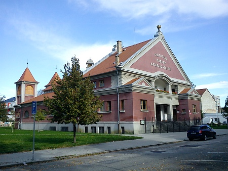 Kostel československé církve na dnešním Palackého náměstí na pohlednici
z první poloviny 20. století a v roce 2012
