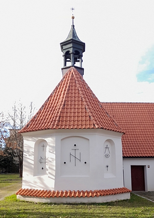 V roce 2022 byla v nikách kostelíka umístěna instalace Lukáše Hájka, který sochařsky ztvárnil témata někdejších barokních fresek: Svatou Trojici, Pietu a Sv. Alžbětu Durynskou, patronku chudých a nemocných