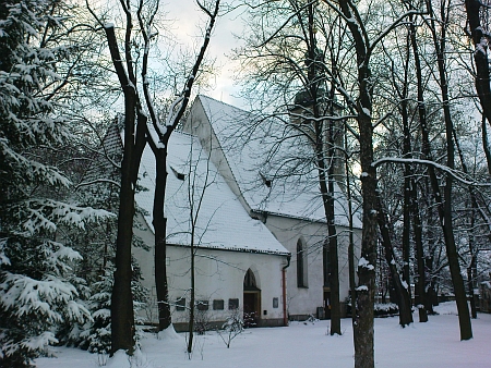 Původně rozsáhlý hřbitov byl zčásti změněn na park, náhrobků se zachovalo jen málo