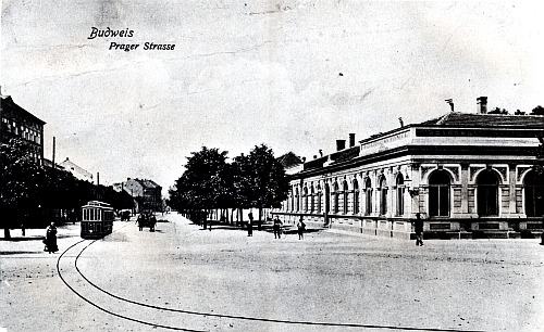 Pohled z Mariánského náměstí na Pražskou třídu v Českých Budějovicích na staré pohlednici
  - vpravo na místě pivnice (Bierhalle) stávala střelnice a poté "Turnschule", zmíněná v jeho textu