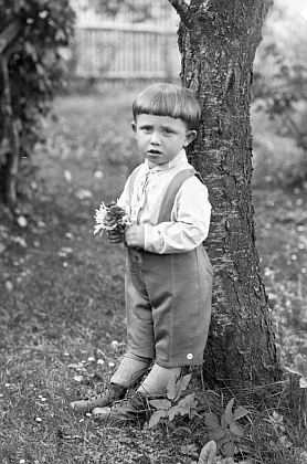 Tyto dva snímky z fotoateliéru Seidel byly připsány na adresu Wiener Karl, Guthausen 18
  a nesou datum 10. srpna 1930 - dá se tedy předpokládat, že ten malý chlapec je on