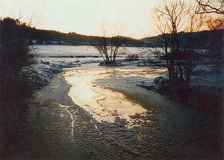 Zamrzlá mladá Vltava u Dobré na Šumavě