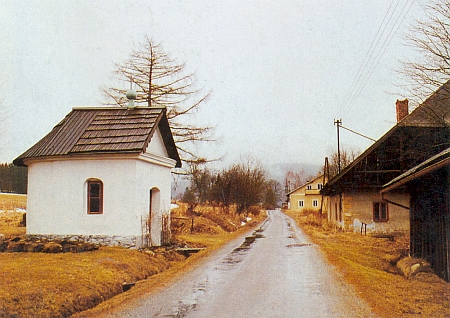 Kaple v rodné vsi na snímku, pořízeném roku 1992