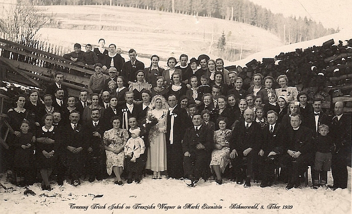 Na snímku ze svatby Franzisky Wagnerové a Jakoba Frische 8. února 1939 v Železné Rudě sedí zcela vpravo, snímek nám poskytl jejich zeť Peter Schmid