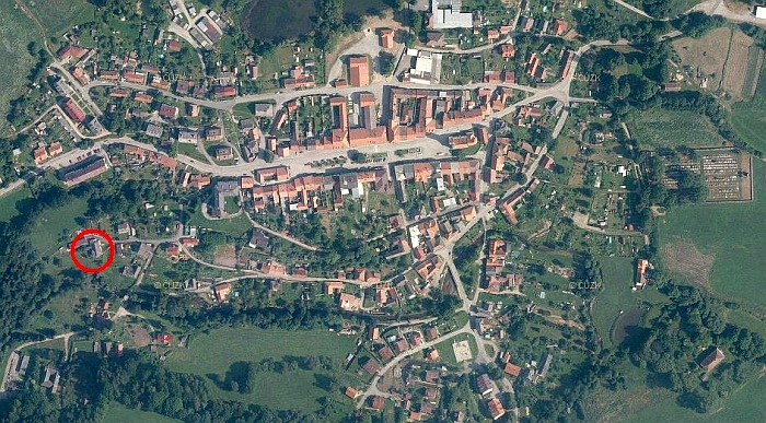 Poloha jeho někdejšího bydliště v Benešově nad Černou na leteckých snímcích z let 1952 a 2010