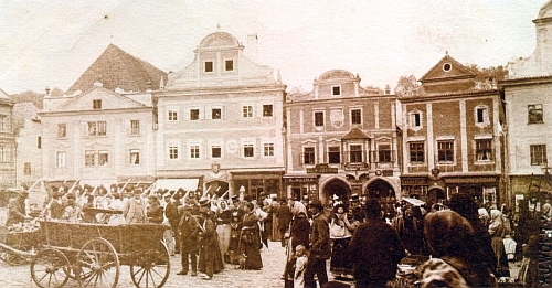 Jarmark na krumlovském rynku zachycuje snímek z doby kolem roku 1890