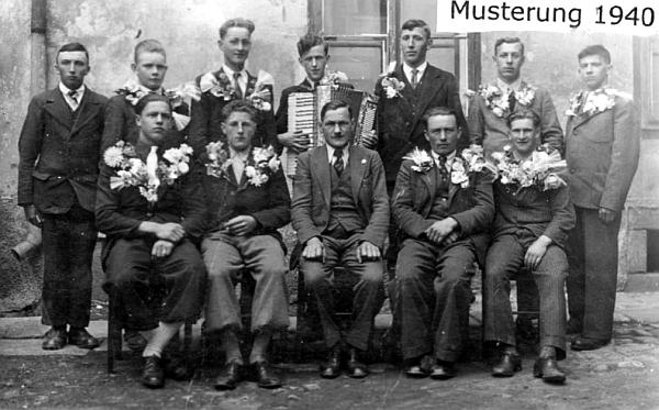 Rekruti z Rožmberka nad Vltavou ročníku 1921 na snímku z června 1940 - Karl Wiltscko sedí první zleva