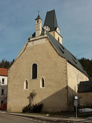 Kostel sv. Mikuláše v Rožmberku nad Vltavou, o jehož obnovu se zasloužil - na zimním snímku je před ním u mostu místní škola