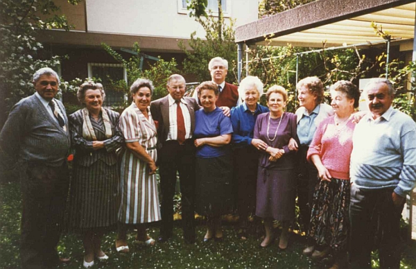 Snímek ze zájezdu rodáků do Rožmberka roku 1989 jej zachytil vzadu uprostřed, ve fialových šatech vpravo od něj stojí manželka Luise, první zleva  bratr Josef s manželkou Marií