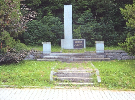 Slavnost odhalení památníku padlým v Železné Rudě 19. září roku 1926
a dnešní stav památníku "obětem válek" na snímku z roku 2012