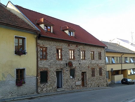Rodný dům v Hořicích na Šumavě s odhaleným původním zdivem na snímku z roku 2015
a s novou fasádou o rok později