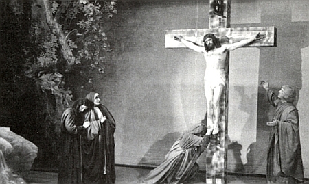 Scény ukřižování z inscenací hořických pašijových her v roce 1930 a 1947 s ním na kříži