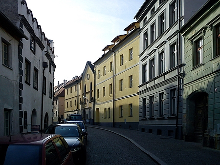 Rodný dům čp. 161 (bílý renesanční na snímku vlevo) v prachatické Neumannově ulici (dříve nesla i tato část jméno Horní) stojí takřka naproti rodnému domu Johanna Nepomuka Neumanna