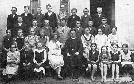 V popisce snímku se žáky obecké školy v Rychnově u Nových Hradů z roku 1929, který poslala redakci krajanského časopisu Anni Sauerová, je uveden jako Blasius Windhager