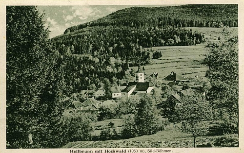 Stará pohlednice zachycuje Hojnou Vodu i s kostelem sv. Anny, zbořeným v roce 1963, zvonice stále stojí